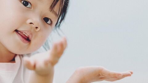 Kind gestikuliert mit seinen Händen