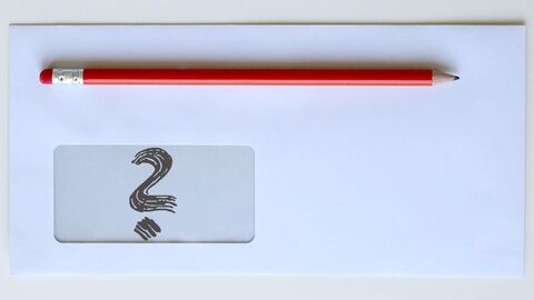 Briefumschlag ohne Anschrift, stattdessen mit großem Fragezeichen