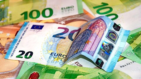 Verschiedene Euro Geldscheine bedecken eine waagerechte Fläche