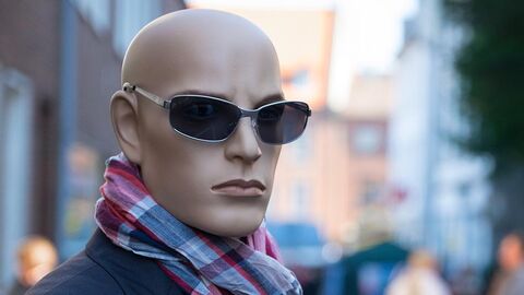 Männliche Schaufensterpuppe mit Glatze und Sonnenbrille