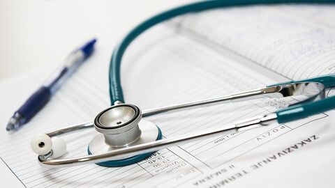 Stethoskop, Kugelschreiber und Krankenblatt