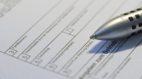 Formular (Symbolbild) Formular und Kugelschreiber