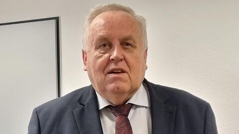 Dr. Hans Heuser Portraitaufnahme von Herrn Dr. Heuser, Sozialgerichts-Direktor am Sozialgericht Marburg.