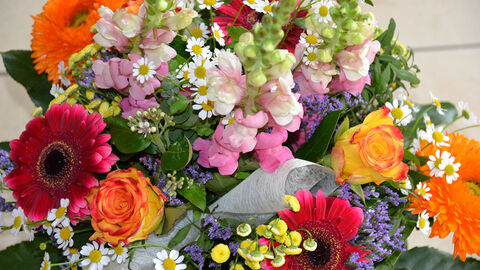 Blumenstrauß (Symbolbild) Üppiger bunter Blumenstrauß.