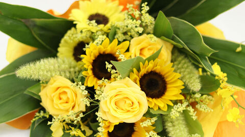 Blumenstrauß in Gelb mit Sonnenblumen und Rosen.