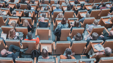 Studierende sitzen in einem Hörsal.